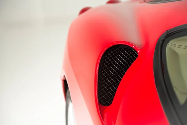 Eine Nahaufnahme Der Außendetails Eines Roten Luxusautos Unter Den Lichtern — Stockfoto