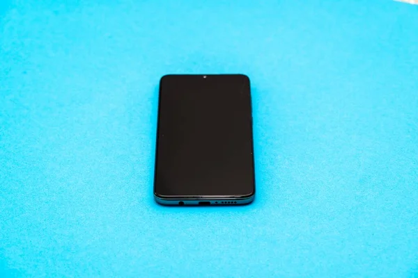 Moderno Smartphone Nero Trova Uno Sfondo Azzurro Concetto Dipendenza Dai — Foto Stock