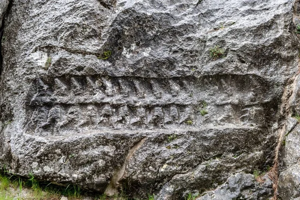 Plan Rapproché Relief Rocheux Douze Dieux Hittites Sur Site Archéologique — Photo