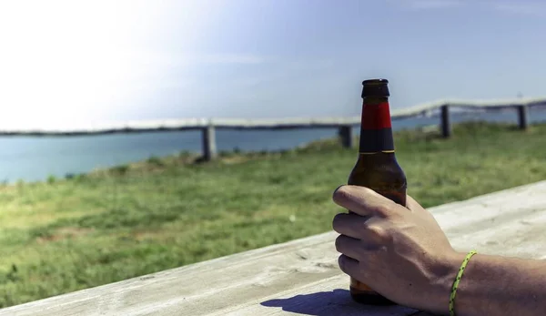 Panoramic Closeup Shot Man Holding Beer Sea Background — Stock Photo, Image