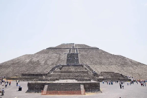 Tiro Bonito Dos Turistas Que Visitam Teotihuacan México — Fotografia de Stock