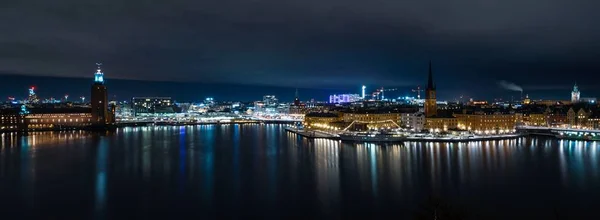 Panorama Rio Rodeado Por Edifícios Luzes Noite Estocolmo Suécia — Fotografia de Stock