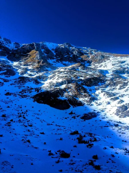 Die Schneebedeckten Felsigen Berge Winter — Stockfoto