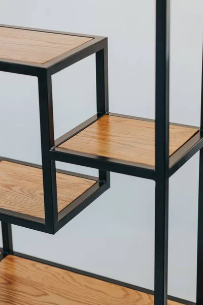 Ein Schreibtisch Aus Holz Und Metall Auf Einer Weißen Oberfläche — Stockfoto