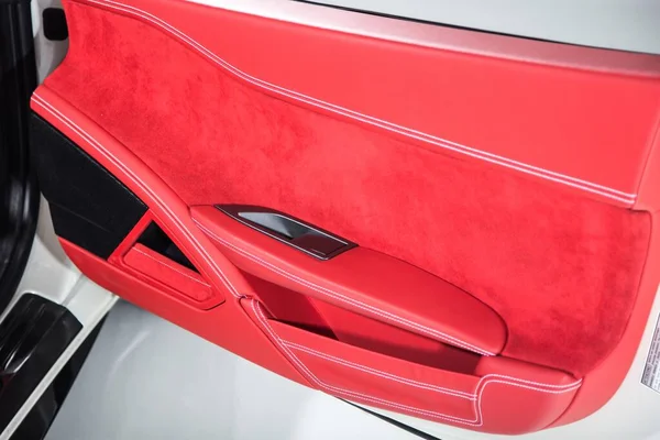 Close Uma Porta Aberta Carro Luxo Moderno Vermelho Sob Luzes — Fotografia de Stock