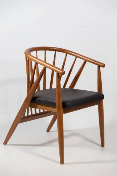 白い背景の後ろに木製の椅子の垂直ショット — ストック写真