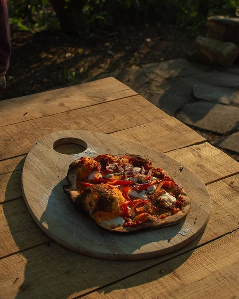 木製のデッキでピザの高い角度のショット — ストック写真
