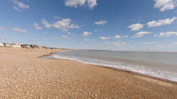 Stranden Omgiven Havet Och Byggnader Solljuset Och Blå Himmel Dagen — Stockfoto