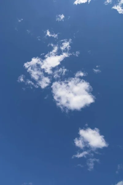 Ένας Όμορφος Γαλάζιος Ουρανός Άσπρα Σύννεφα — Φωτογραφία Αρχείου