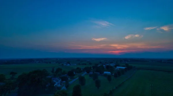 Una Impresionante Puesta Sol Campo Con Cielo Nublado Casas Rurales — Foto de Stock