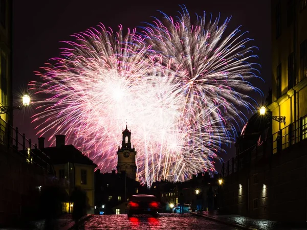 Fascinante Vista Los Coloridos Fuegos Artificiales Detrás Los Edificios Por —  Fotos de Stock