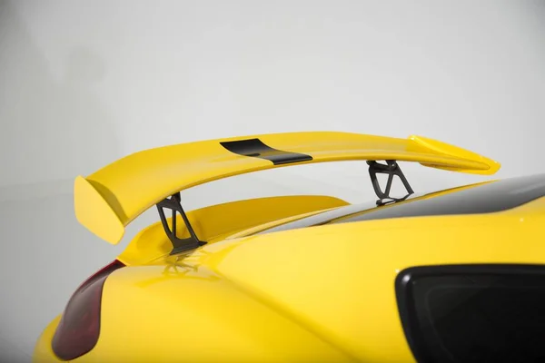 Close Spoiler Carro Esportivo Moderno Amarelo Sob Luzes Isoladas Fundo — Fotografia de Stock