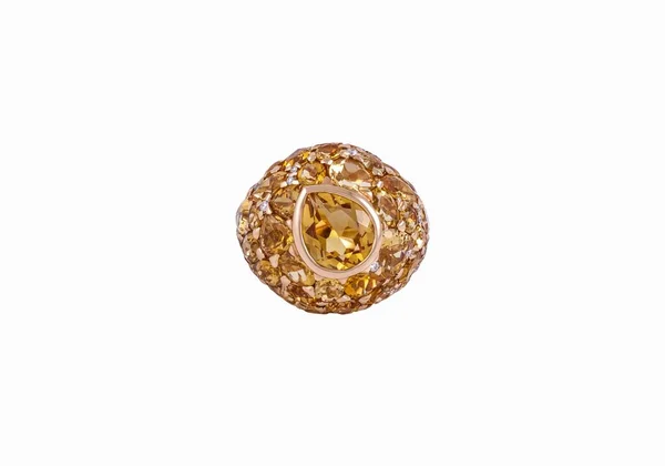 白い背景に浮かび上がる光の下に金色の宝石で飾られた貴重な指輪 — ストック写真