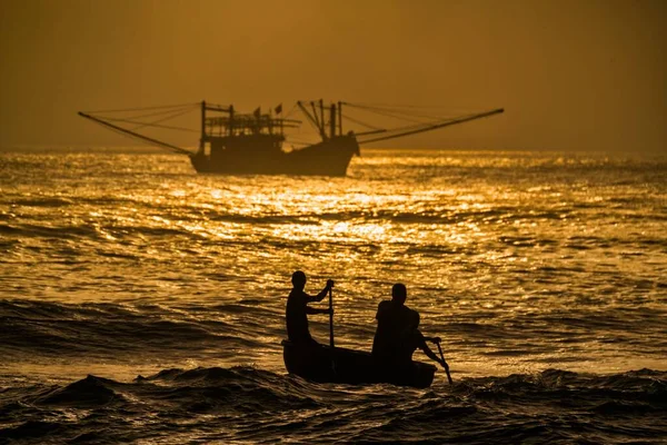 Uma Bela Foto Pessoas Navegando Mar Perto Praia Bnh Minh — Fotografia de Stock