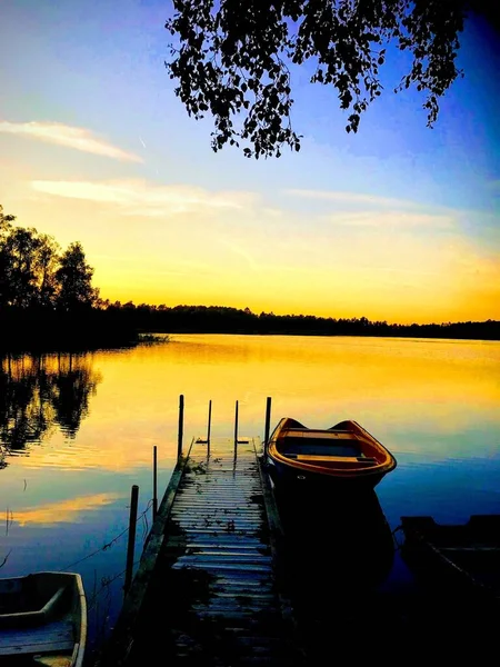 Bateau Sur Eau Entouré Arbres Lors Coucher Soleil — Photo