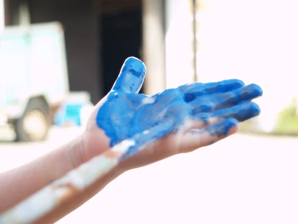 Een Selectieve Focusshot Van Een Blauw Geschilderde Hand — Stockfoto