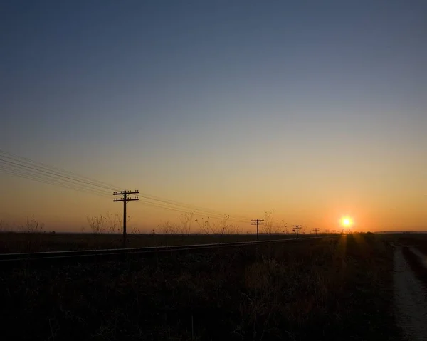Eine Faszinierende Szene Eines Spektakulären Sonnenuntergangs Über Den Bahngleisen — Stockfoto