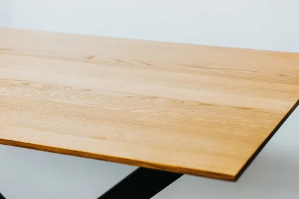 Nahaufnahme Einer Hölzernen Oberfläche Moderner Möbel Isoliert Auf Weißem Hintergrund — Stockfoto