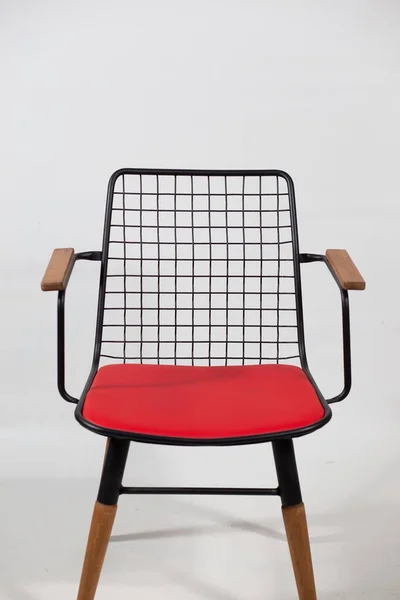 Eine Schöne Aufnahme Eines Modernen Metallstuhls Isoliert Auf Weißem Hintergrund — Stockfoto