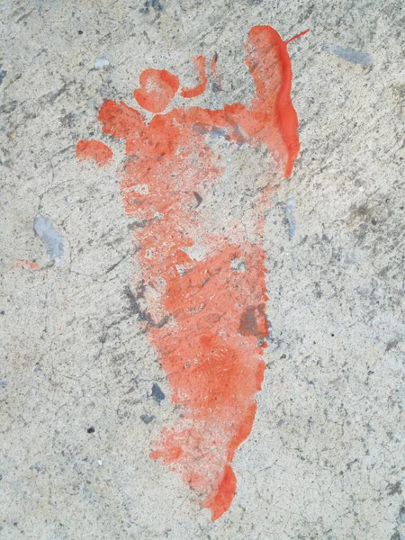 地面に描かれた赤い足跡のオーバーヘッドショット — ストック写真