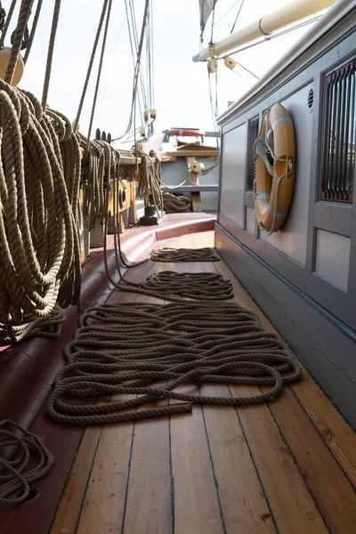 木船内缠结的绳索和救生管的垂直拍 — 图库照片