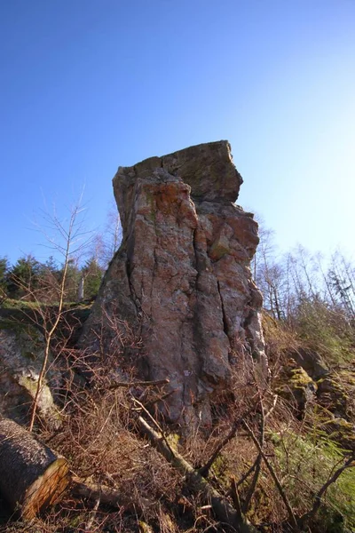 Plano Vertical Una Gran Roca Rodeada Paisaje Otoñal — Foto de Stock