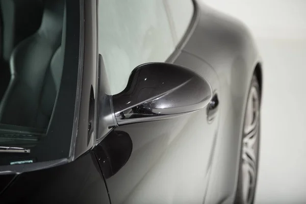 Närbild Bild Bild Spegeln Glänsande Svart Modern Bil Ljuset — Stockfoto