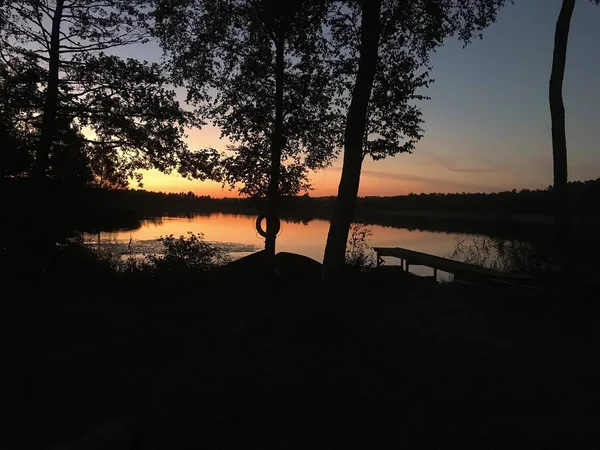 Pohon Pohon Dikelilingi Oleh Danau Selama Matahari Terbenam — Stok Foto