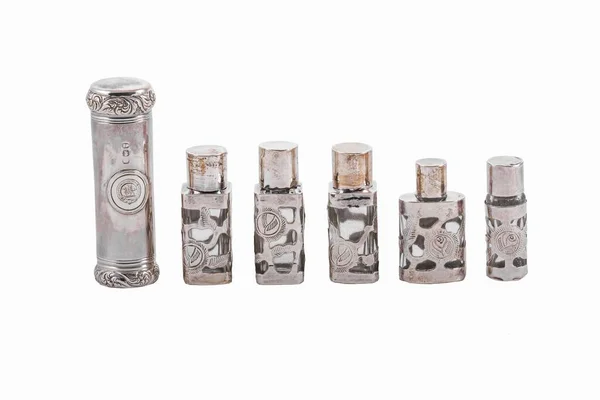 Die Parfümflaschen Aus Metall Isoliert Auf Weißem Hintergrund — Stockfoto
