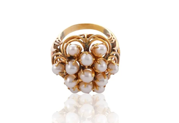 Ένα Χρυσό Δαχτυλίδι Μαργαριτάρια Που Αντανακλώνται Στο Τραπέζι Απομονωμένο Λευκό — Φωτογραφία Αρχείου