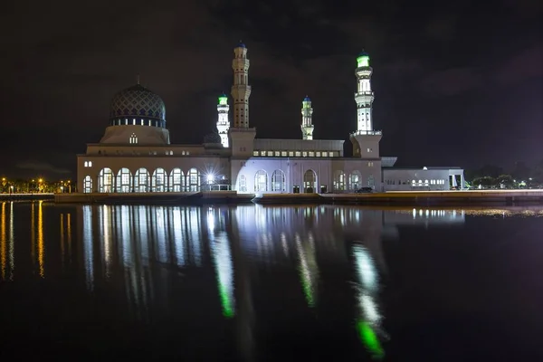 Захватывающая Картина Плавающей Городской Мечети Бандарая Кота Кинабалу Сабах Ночью — стоковое фото