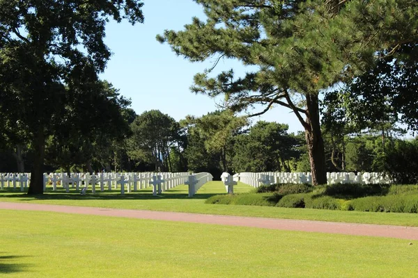 Normandiai Amerikai Temető Emlékmű Egy Zöld Pázsit — Stock Fotó