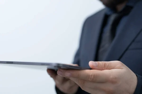 Homem Terno Preto Com Tablet Suas Mãos — Fotografia de Stock