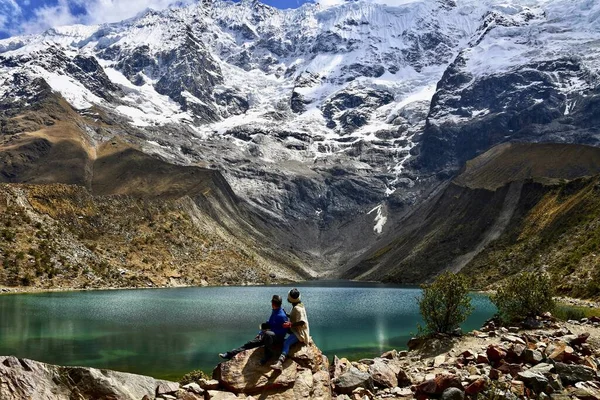 Krásný Záběr Páru Sedícího Skalách Laguna Humantay Peru — Stock fotografie