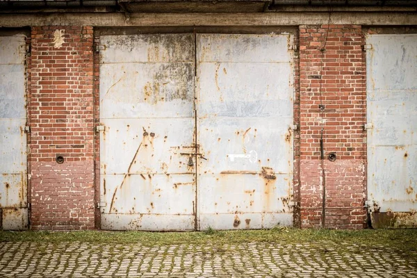Tuğla Duvarları Olan Eski Paslı Bir Garaj Kapısı — Stok fotoğraf
