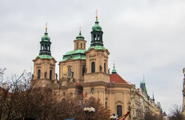 Niski Kąt Ujęcia Kościoła Świętego Mikołaja Pradze Czechy Ponurym Niebem — Zdjęcie stockowe