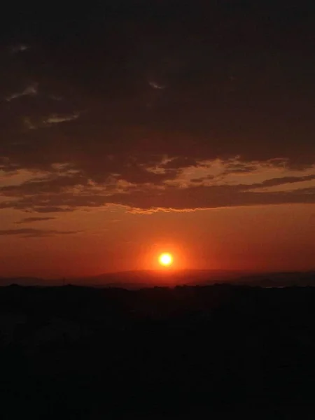 Vertikální Záběr Oranžového Západu Slunce Mraků — Stock fotografie