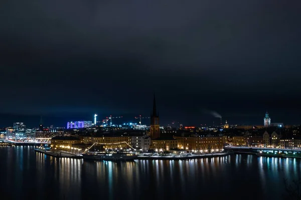 Krajobraz Rzeki Otoczonej Budynkami Światłami Nocy Sztokholmie Szwecja — Zdjęcie stockowe