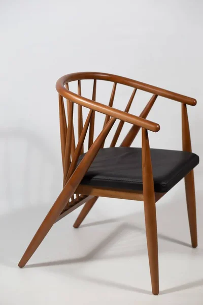 白い背景の後ろに木製の椅子の垂直ショット — ストック写真