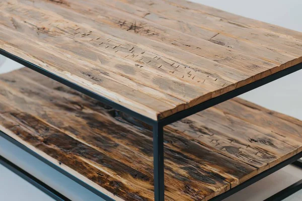 一张漂亮的未完成的现代木制桌子的照片 它被白色的背景隔开了 — 图库照片