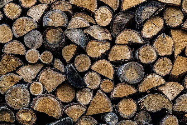 Hintergrund Aus Gestapeltem Gehäckseltem Brennholz Einem Holzstapel — Stockfoto