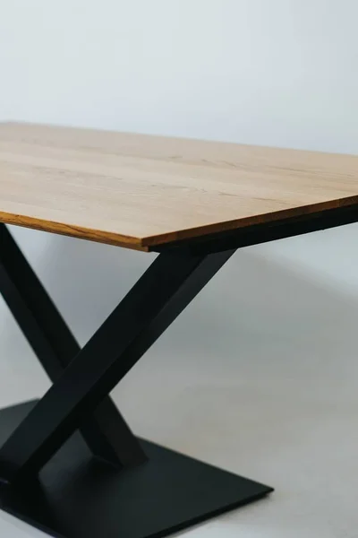Asztal Fából Fekete Fémből — Stock Fotó