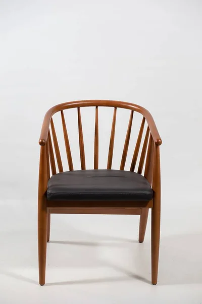Beyaz Arka Planda Izole Edilmiş Güzel Bir Tahta Sandalye Görüntüsü — Stok fotoğraf