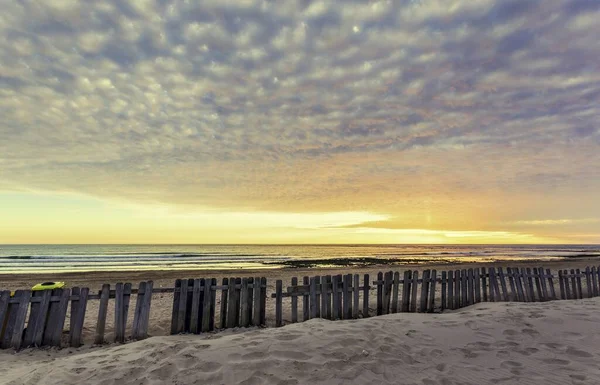 Ein Holzzaun Strand Unter Wolkenverhangenem Himmel Bei Sonnenuntergang — Stockfoto