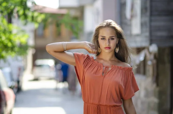 Tiro Seletivo Foco Modelo Fêmea Vestido Vermelho Alaranjado Beco Com — Fotografia de Stock