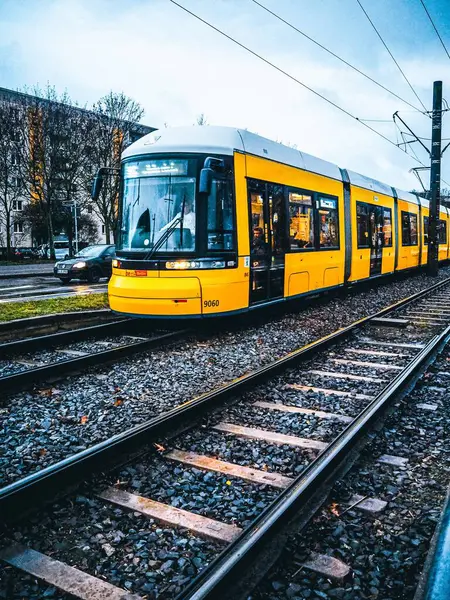 Ett Vertikalt Skott Ett Gult Tåg Rörelse Järnvägsplattformen Utomhus — Stockfoto