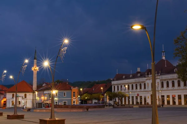 Een Prachtig Stadsgezicht Van Tuzla Met Straatverlichting Nachts — Stockfoto