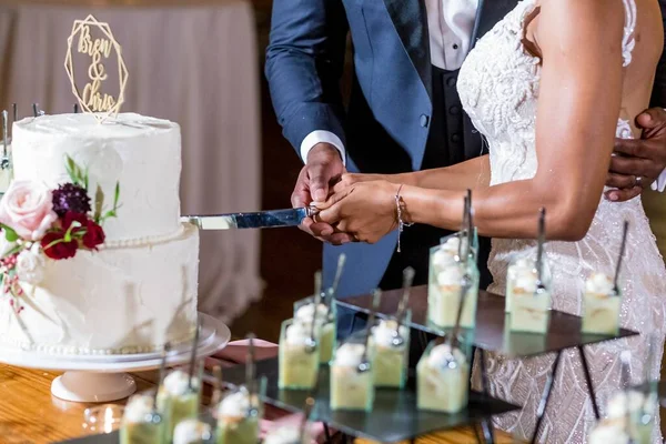 Menyasszony Vőlegény Lélegzetelállító Látványa Ahogy Felvágják Esküvői Tortát — Stock Fotó