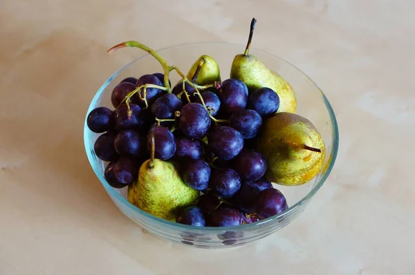 Gros Plan Bol Raisins Poires Frais — Photo