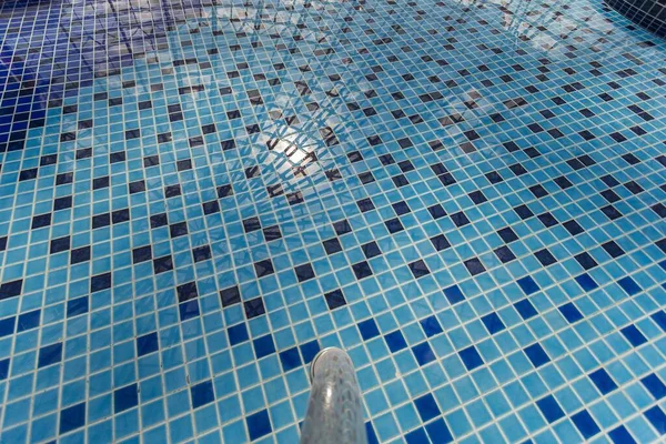 Una Toma Ángulo Alto Una Hermosa Piscina Cubierta Con Azulejos —  Fotos de Stock